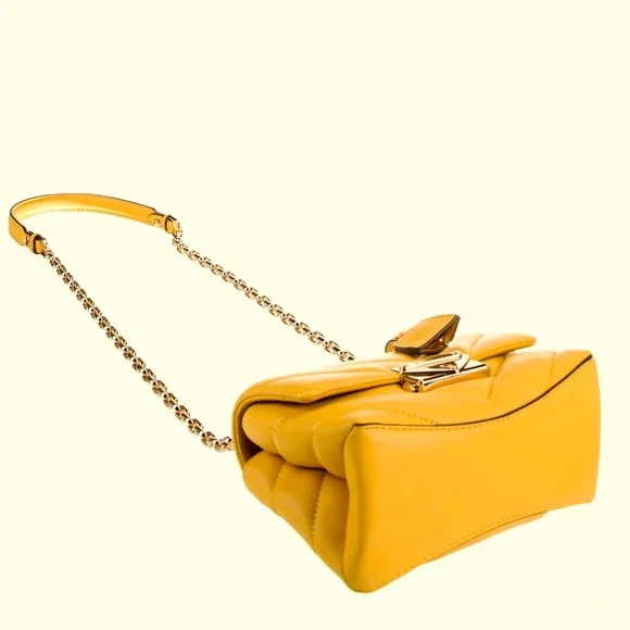 Michael Kors Quilted Chain Shoulder Bag 🎥 - Picture 9 of 11